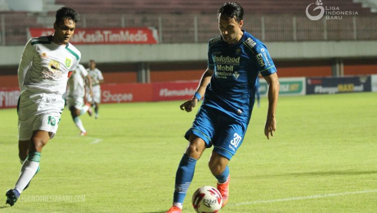 Pemain Persib Bandung, Ezra Walian, berhasil mencetak satu gol saat leg semifinal Piala Menpora 2021 melawan PSS Sleman. Copyright: © ligaindonesiabaru.com