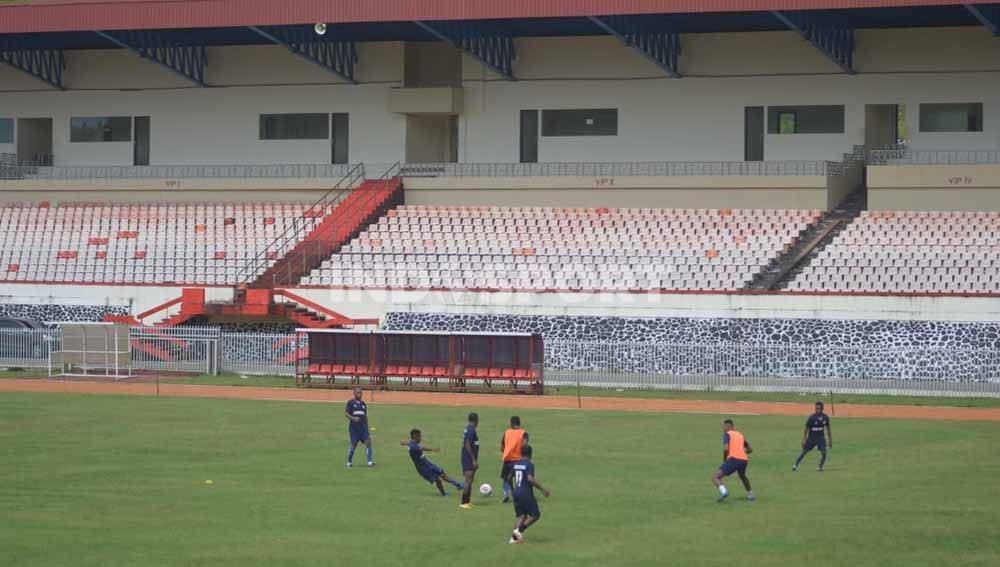 Sejumlah pemain Persipura Jayapura saat menjalani latihan perdana di Stadion Mandala. Copyright: © Sudjarwo/INDOSPORT