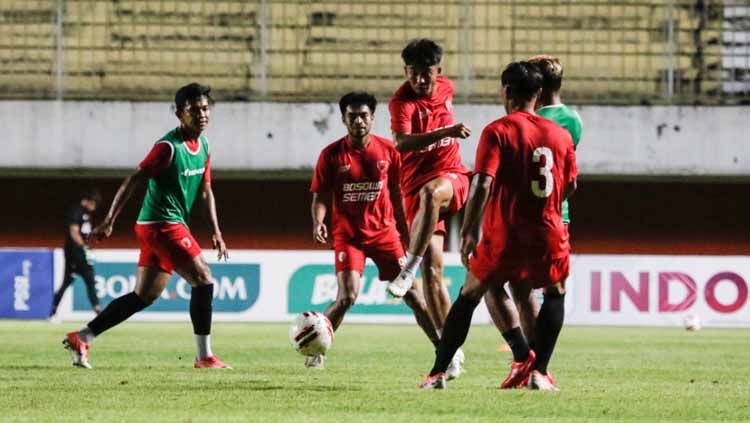 Skuat PSM Makassar saat melakukan official training di Stadion Maguwoharjo, Sleman, jelang semifinal Piala Menpora 2021. Copyright: © Official PSM Makassar