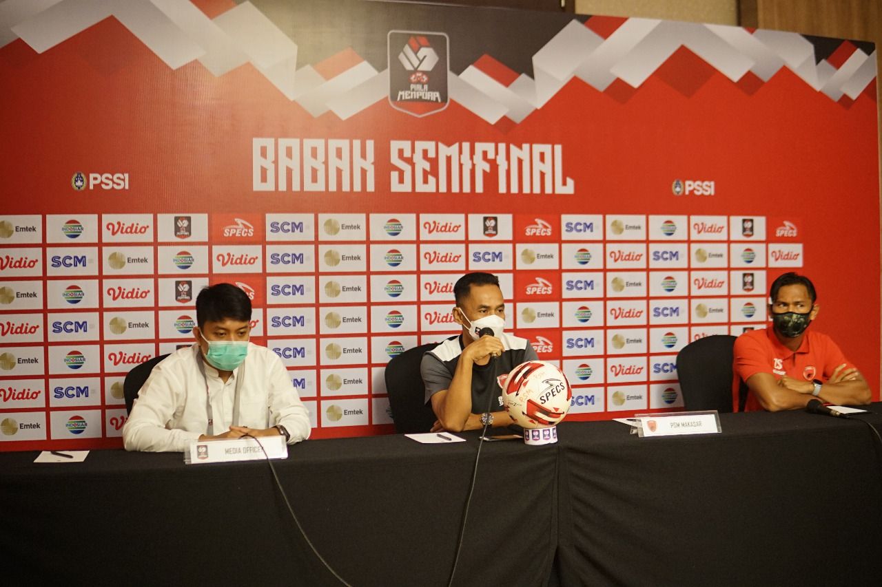 yamsuddin Batola (Pelatih/Hitam) dan Zulkifli Syukur (Kapten/Merah) mewakili PSM Makassar saat sesi pre match press conference melawan Persija Jakarta di Leg 1 Semifinal Piala Menpora 2021. Copyright: © Official PSM Makassar.