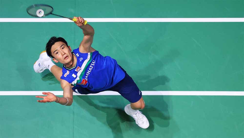 Pebulu tangkis Jepang, Kento Momota, kebingungan usai terima kado uang tunai dari penggemar. Hal tersebut sontak membuat netizen gemas. Copyright: © Naomi Baker/Getty Images