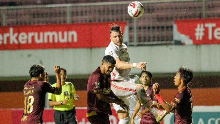 Duel di laga semifinal leg pertama Piala Menpora 2021 PSM vs Persija. Copyright: © Official LIB
