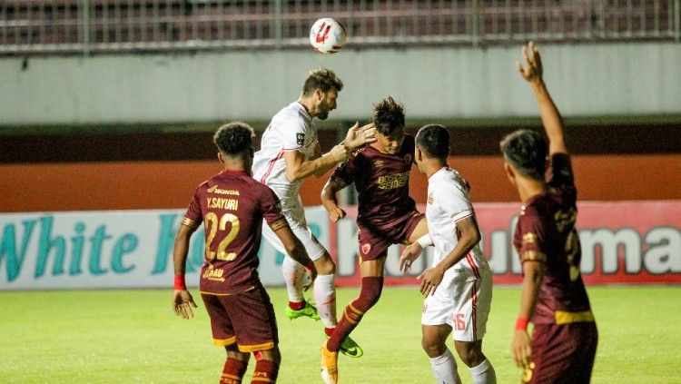 Laga panas antara Persija Jakarta vs PSM Makassar pada leg pertama semifinal Piala Menpora 2021 di Stadion Maguwoharjo, Kamis (15/04/21). Copyright: © Official LIB