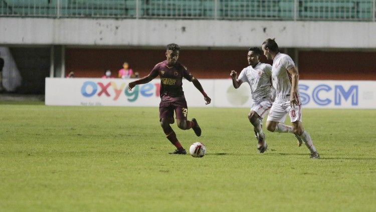 Aksi pemain PSM Makassar saat melawan Persija Jakarta di leg pertama semifinal Piala Menpora 2021. Copyright: © Official PSM Makassar