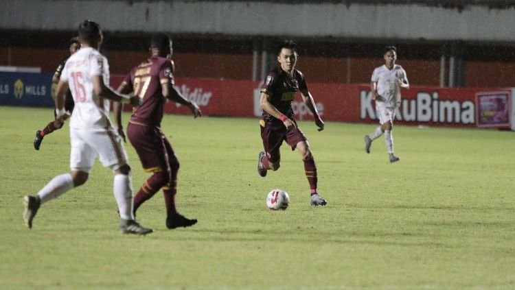 Aksi pemain PSM Makassar saat melawan Persija Jakarta di leg pertama semifinal Piala Menpora 2021. Copyright: © Official PSM Makassar