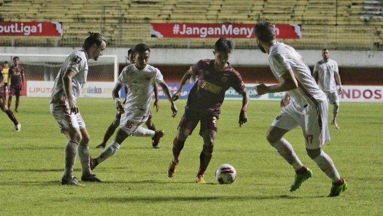 Laga panas antara Persija Jakarta vs PSM Makassar pada leg pertama semifinal Piala Menpora 2021 di Stadion Maguwoharjo, Kamis (15/04/21). Copyright: © Official PSM Makassar