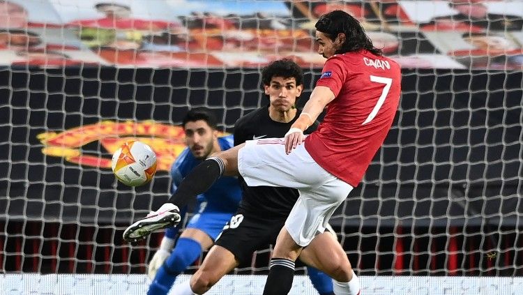 Tendangan voli Edinson Cavani yang mengoyak jala Granada. Copyright: © twitter.com/EuropaLeague