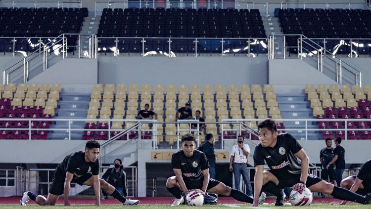 Irkham Mila saat berlatih bersama PSS Sleman di Stadion Manahan Solo. Copyright: © Prabowo/INDOSPORT