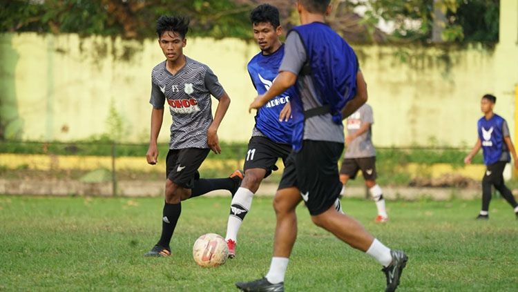 David Maulana (kiri), masih ikuti latihan bersama dengan PSMS Medan. Copyright: © Media Officer PSMS