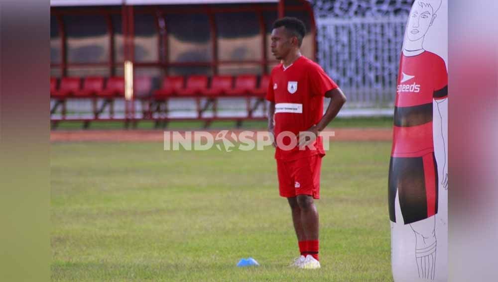 Pemain Persipura, Todd Rivaldo Ferre terkena sanksi larangan bermain selama setahun oleh Komdis PSSI. Copyright: © Sudjarwo/Indosport