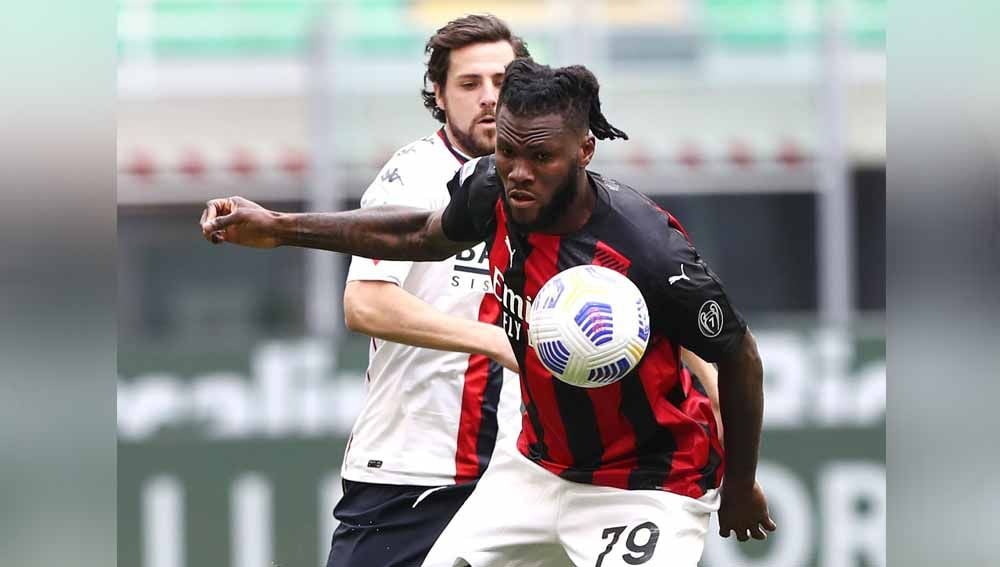 AC Milan terancam ditinggal oleh salah satu bintangnya lagi setelah Franck Kessie dikabarkan belum juga mau memperpanjang kontraknya. Copyright: © Marco Luzzani/Getty Images