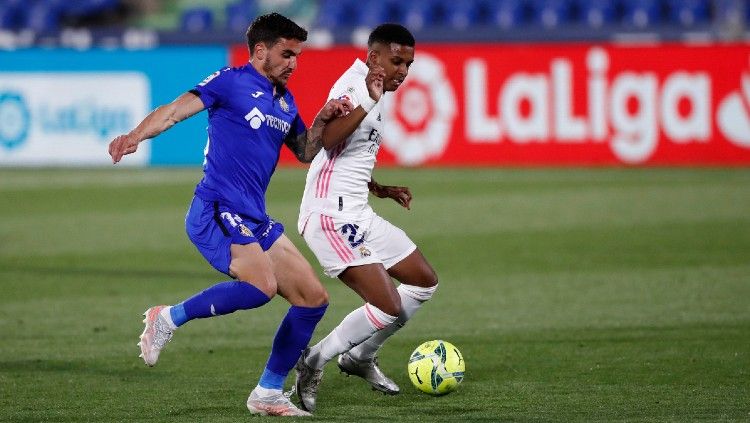 Rodrygo Goes berduel dengan pemain Getafe di laga LaLiga Spanyol lanjutan. Copyright: © twitter.com/realmadrid