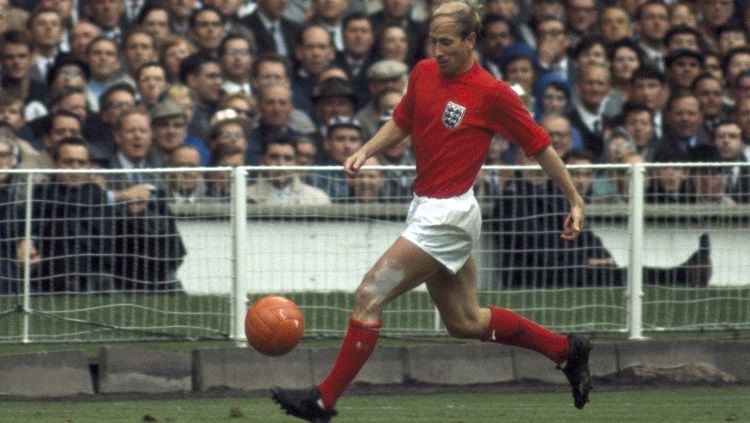 Legenda timnas Inggris dan Manchester United, Sir Bobby Charlton. Copyright: © FIFA