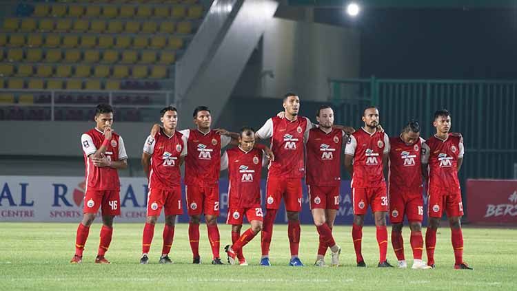 Otavio Dutra dan skuat Persija Jakarta lainnya saat adu penalti dengan PSS Sleman pada leg kedua semifinal Piala Menpora 2021. Copyright: © Khairul Imam/Persija