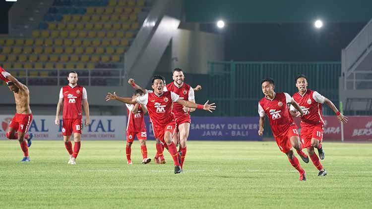 Selebrasi pemain Persija usai mengalahkan PSM Makassar lewat adu penalti pada leg 2 semifinal Piala Menpora 2021. Copyright: © Khairul Imam/Persija