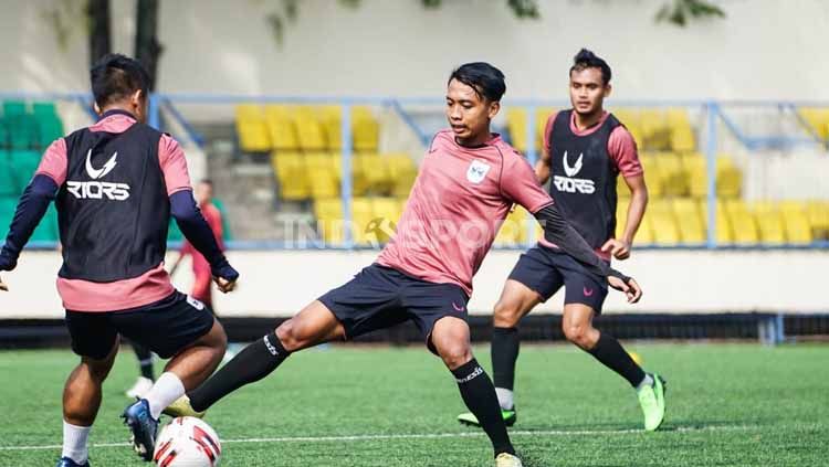 Pemain seleksi PSIS, Akshay Rismawanto (tengah) saat mengikuti seleksi di Stadion Citarum Copyright: © Alvin Syaptia Pratama/INDOSPORT