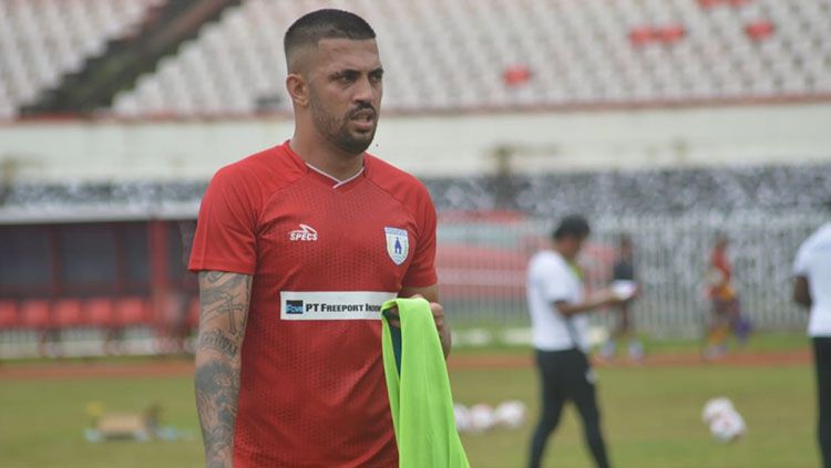 Bek anyar Persipura Jayapura asal Brasil, Caio Ruan. Copyright: © Sudjarwo/INDOSPORT