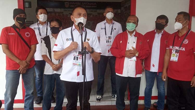 Ketua Umum PSSI, Mochamad Iriawan saat melihat koleksi piala milik Persis Solo di Balai Persis, Senin (19/04/21). Copyright: © Nofik Lukman Hakim/INDOSPORT