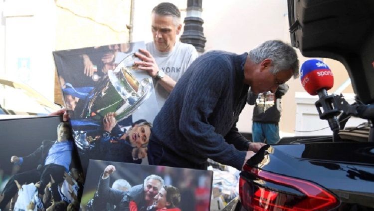 Momen Jose Mourinho berberes kantor usai dipecat Tottenham. Copyright: © Reuters/The Sun