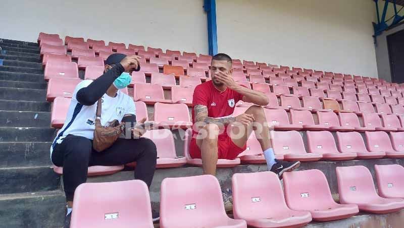 Bek asal Brasil, Caio Ruan saat berdiskusi dengan dokter tim Persipura, Benny Suripatty. Copyright: © Sudjarwo/Indosport