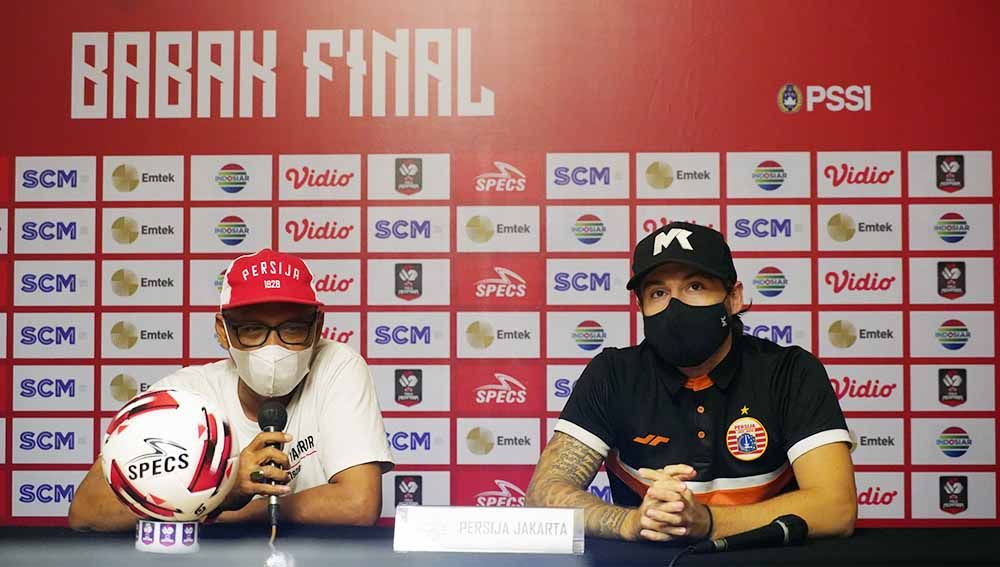 Pelatih Persija Jakarta, Sudirman beserta Pemain Persija Jakarta, Marc Klok di sesi konferensi pers jelang laga melawan Persib Bandung. Copyright: © Media Persija Jakarta