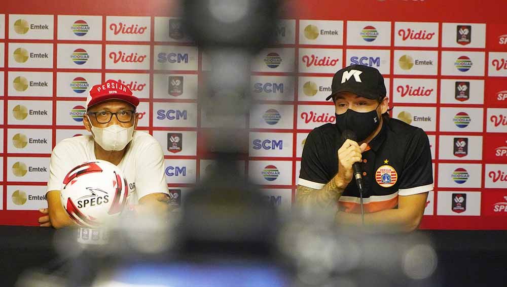 Pelatih Persija Jakarta, Sudirman beserta Pemain Persija Jakarta, Marc Klok di sesi konferensi pers jelang laga melawan Persib Bandung. Copyright: © Media Persija Jakarta