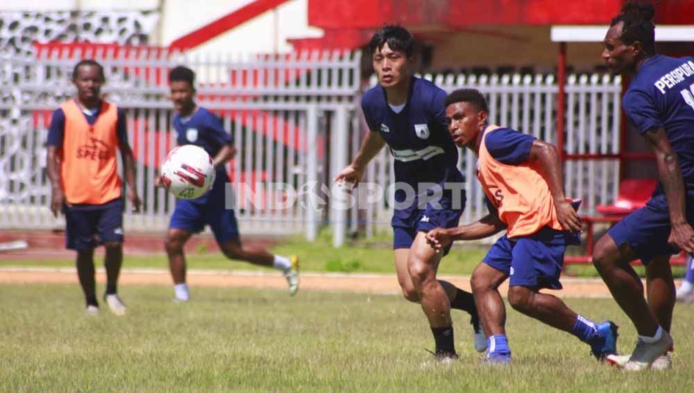 Skuat Persipura saat menjalani latihan di Stadion Mandala. Copyright: © Sudjarwo/Indosport