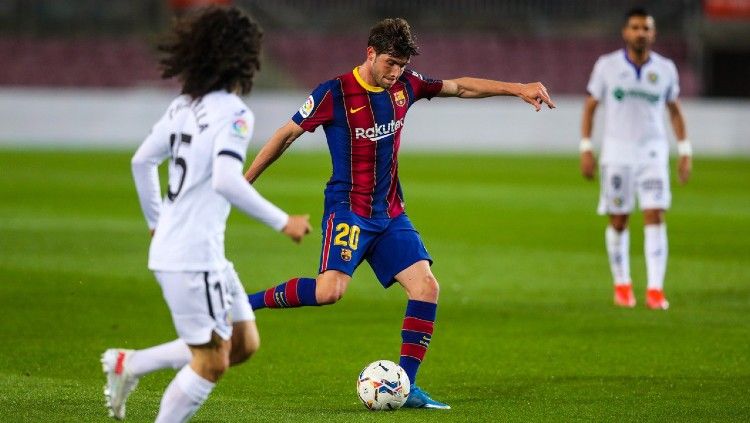 Aksi Sergi Roberto di laga Barcelona vs Getafe. Copyright: © twitter.com/FCBarcelona
