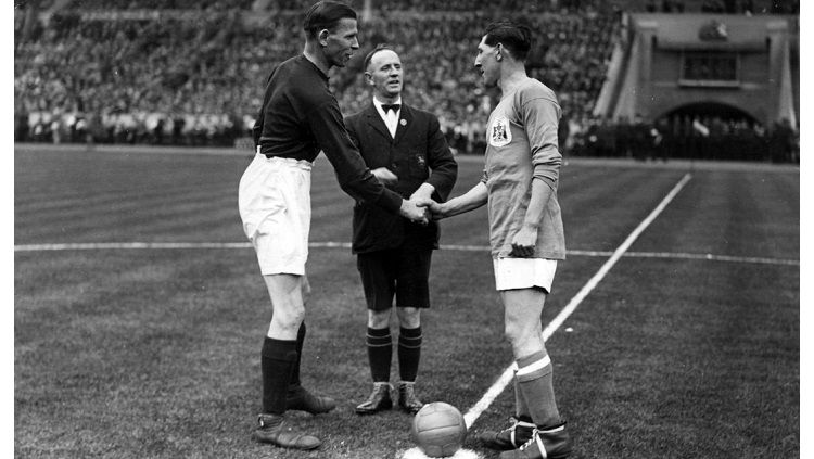 Pertandingan final Piala FA antara Cardiff City vs Arsenal di Stadion Wembley, 23 April 1927. Copyright: © BBC