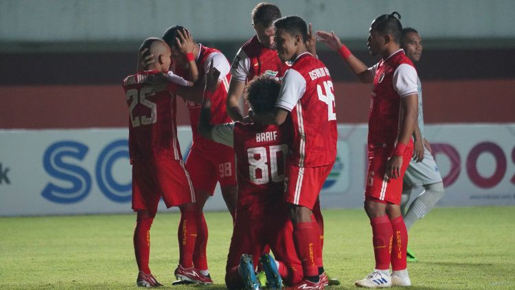 Selebrasi Braif Fatari (tengah) usai mencetak gol cepat ke gawang Persib di leg pertama babak final Piala Menpora 2021. Copyright: © Khairul Imam/Persija