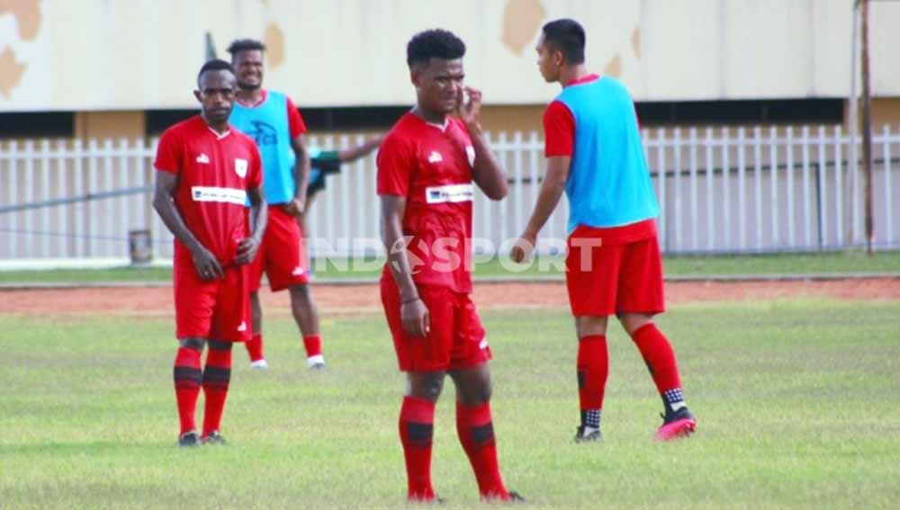 Salah satu pemain muda anyar Persipura, Ramai Rumakiek (tengah). Copyright: © Sudjarwo/Indosport