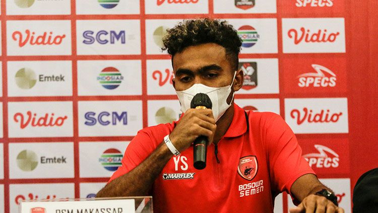 Pesepakbola asal Kabupaten Kepulauan Yapen, Yakob Sayuri, membuat sejumlah klub yang meminatinya meradang setelah menegaskan bertahan di PSM Makassar. Copyright: © Ofisial PSM Makassar