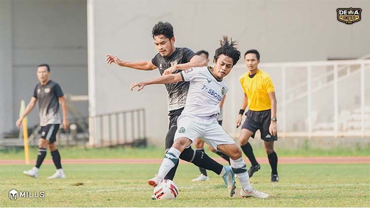 Dewa United saat menggelar laga uji coba melawan Tira Persikabo di Stadion Madya Senayan, beberapa waktu lalu. Copyright: © Dewa United.