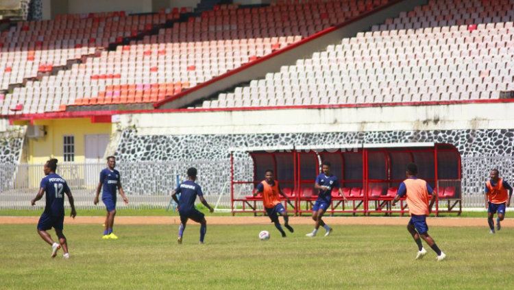 Skuat Persipura Jayapura saat menggelar latihan di Stadion Mandala. Copyright: © Sudjarwo/INDOSPORT