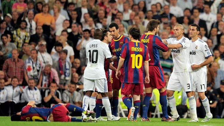 Tensi mendidih El Clasico antara Real Madrid vs Barcelona di semifinal Liga Champions, 27 April 2011. Copyright: © Getty Images