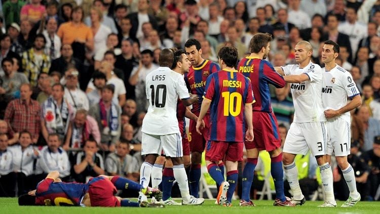 Tensi mendidik el clasico antara Real Madrid vs Barcelona di semifinal Liga Champions,. 27 April 2011. Copyright: © Getty Images