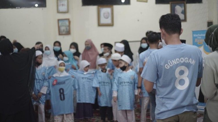 Bintang Manchester City, Ilkay Gundogan Bagi-bagi Takjil di Indonesia Copyright: © Manchester City Indonesia