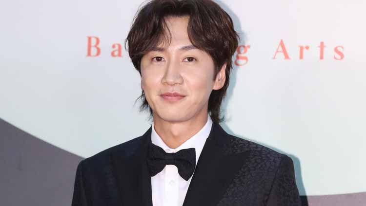 Aktor Korea Selatan, Lee Kwang Soo ternyata sempat menggantikan pemain sekelas El Shaarawy di GBK saat para member Running Man meramaikan Asian Dream Cup 2014 Copyright: © JTBC PLUS/Imazins via Getty Images