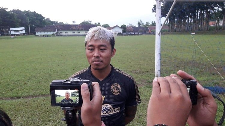 Dua pemain Arema FC menunjukkan sikap dengan peduli terhadap pemulihan para korban dalam Tragedi Kanjuruhan Liga 1 Indonesia pada awal Oktober lalu. Copyright: © Ian Setiawan/INDOSPORT