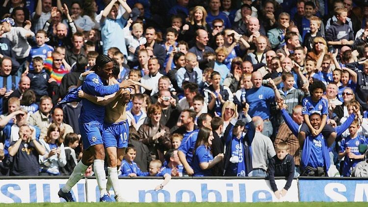 Pesta juara Chelsea usai memastikan gelar Liga Inggris, 29 April 2006. Copyright: © Getty Images