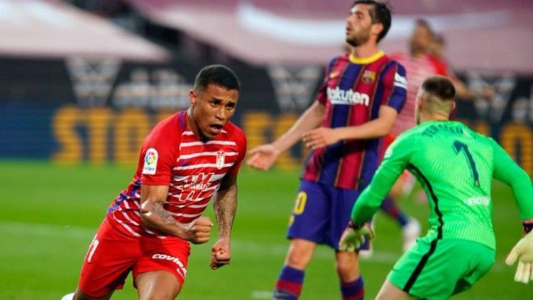 Suasana pertandingan Liga Spanyol antara Barcelona vs Granada musim lalu. Copyright: © Twitter @GranadaCdeF