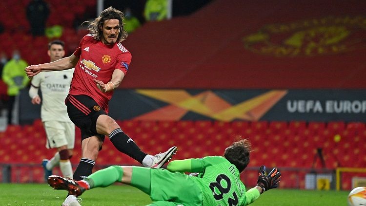 Edinson Cavani mencetak gol di Laga Liga Europa Manchester United vs AS Roma Copyright: © Twitter @EuropaLeague