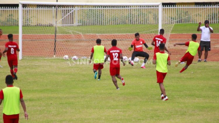 Skuat Persipura Jayapura saat berlatih di Stadion Mandala. Copyright: © Sudjarwo/INDOSPORT