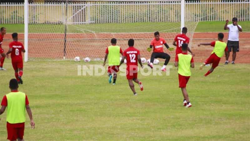 Skuat Persipura Jayapura saat berlatih di Stadion Mandala sebagai persiapan Piala AFC. Copyright: © Sudjarwo/Indosport