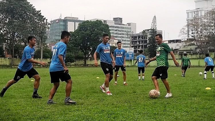 PSMS Medan saat melakoni sesi latihan terakhir mereka sebelum libur lebaran, Jumat (30/4/21). Copyright: © Aldi Aulia Anwar/INDOSPORT