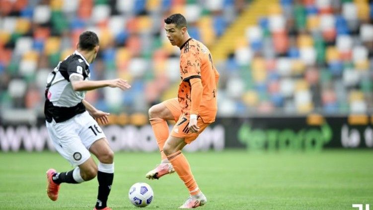 Cristiano Ronaldo (Juventus) sedang mencoba melewati hadangan pemain Udinese Copyright: © Twitter @juventusfc