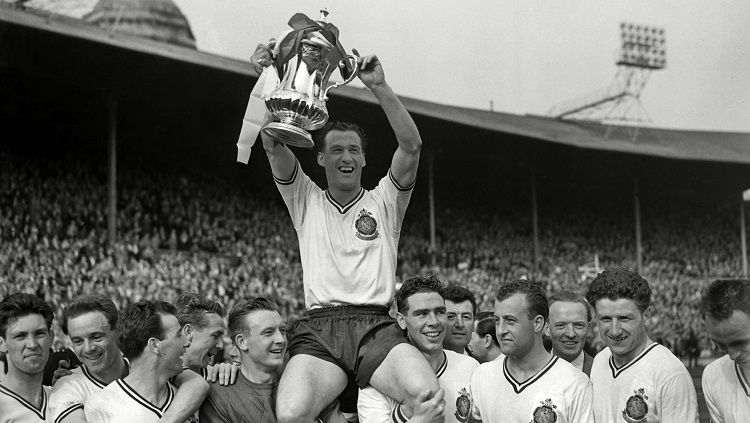 Bolton Wanderers menjuarai Piala FA usai mengalahkan Manchester United di final, 3 Mei 1958. Copyright: © Bolton Wanderers FC