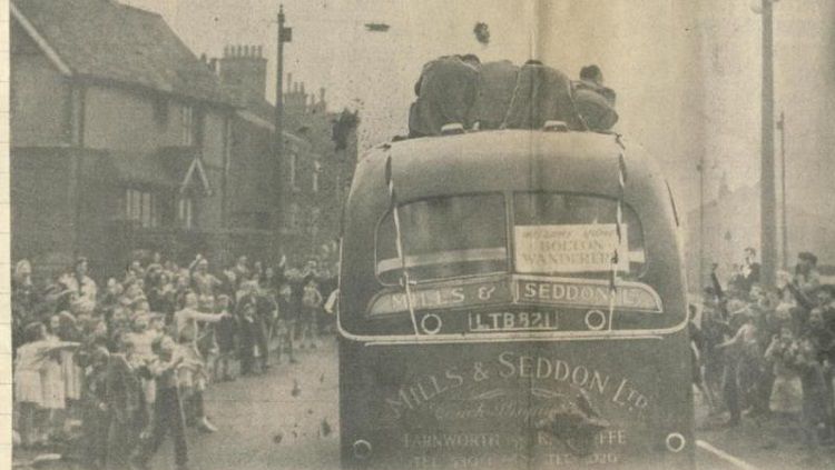 Insiden pelemparan bis Bolton Wanderers dalam pawai juara Piala FA, 3 Mei 1958. Copyright: © Express