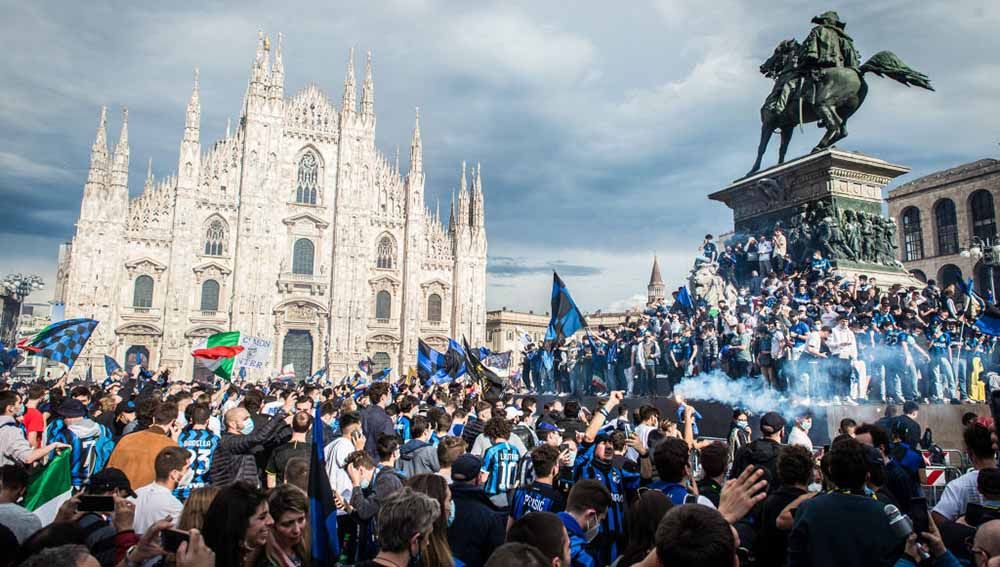 Ribuan fans Inter Milan tumpah ruah memadati pusat kota Milan merayakan raihan scudetto Serie A Italia 2020/21. Copyright: © Mattia Pistoia#870251#51B ED/Getty Images