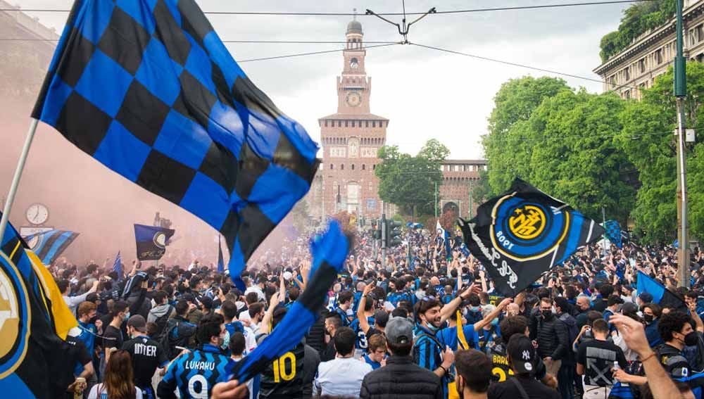 Ribuan fans Inter Milan tumpah ruah memadati pusat kota Milan merayakan raihan scudetto Serie A Italia 2020/21. Copyright: © Mattia Pistoia#870251#51B ED/Getty Images